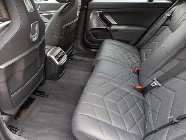 Used 2025 BMW i7 xDrive60 AWD/4WD image 21