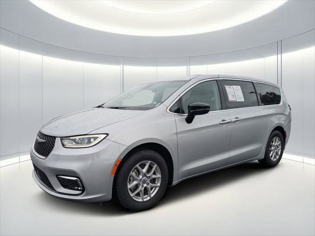 Certified 2024 Chrysler Pacifica Touring-L FWD image 8