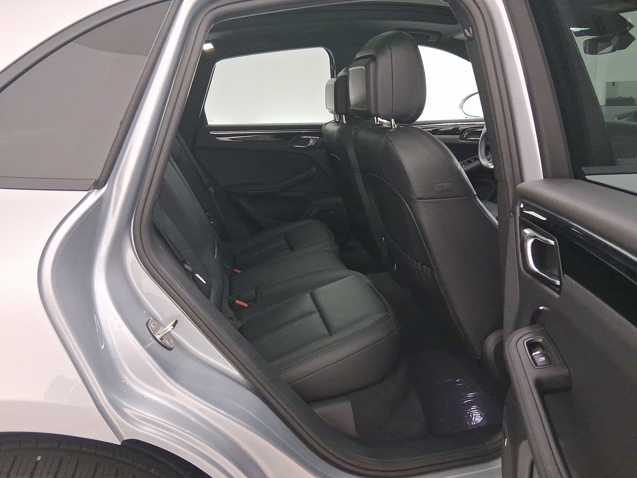 Used 2025 Porsche Macan AWD/4WD image 36