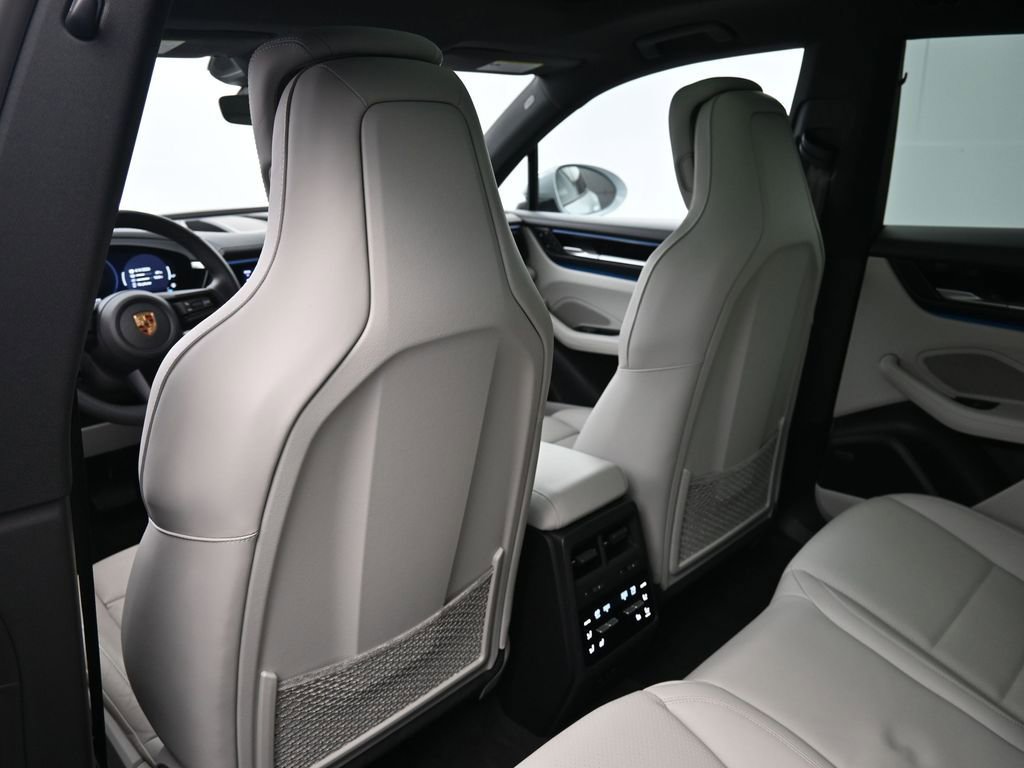 Certified 2025 Porsche Macan Electric image 8