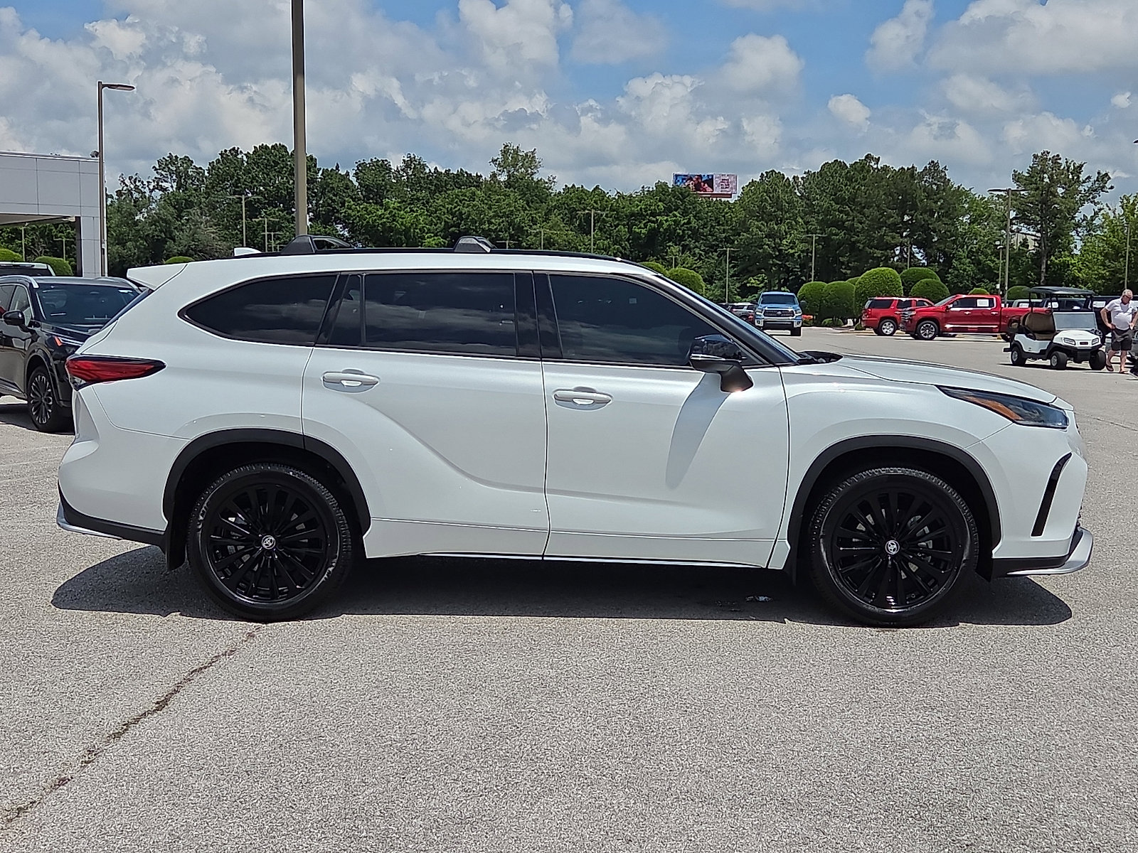 Used 2023 Toyota Highlander XSE FWD image 6