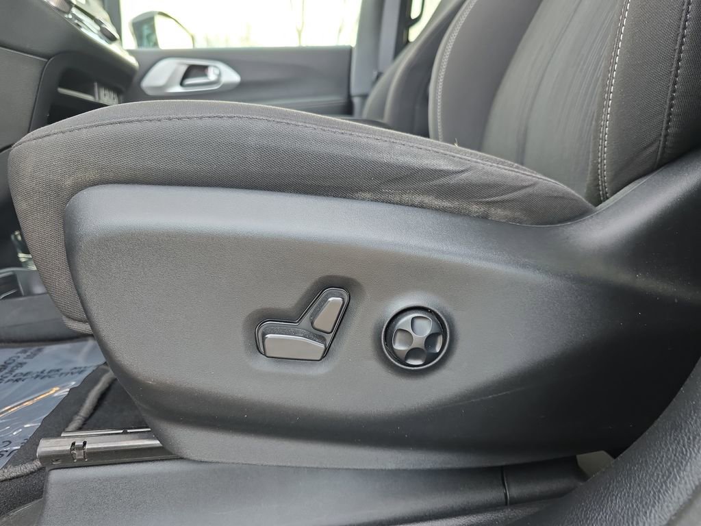 Used 2024 Chrysler Pacifica Touring FWD image 31