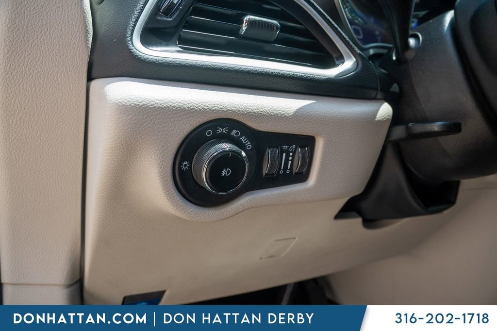 Used 2023 Chrysler Pacifica Touring-L FWD image 16