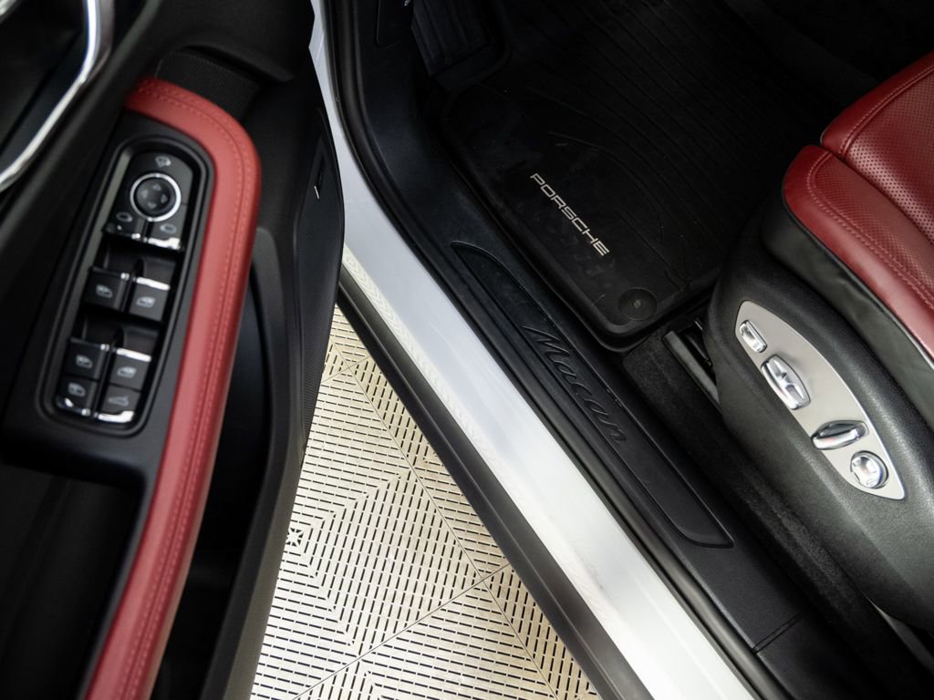 Certified 2023 Porsche Macan Turbo image 8