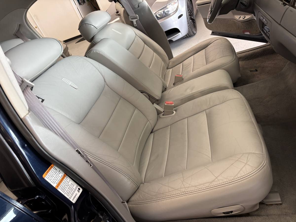 Used 2001 Lincoln Town Car Signature RWD image 19