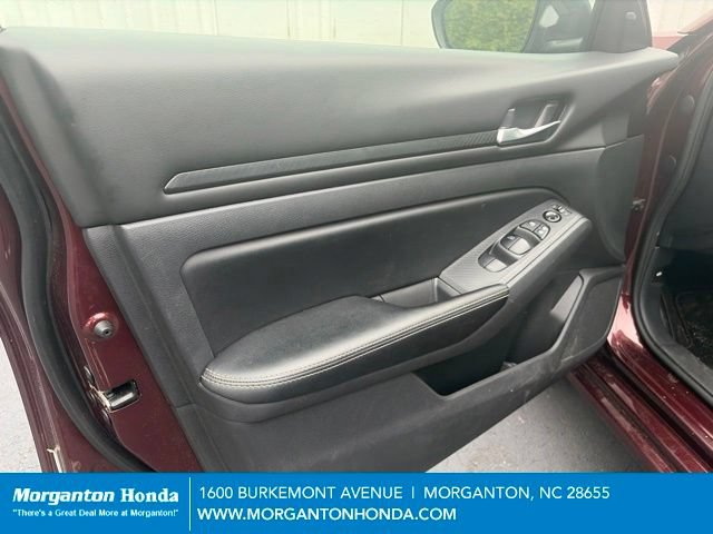 Used 2025 Nissan Altima 2.5 SV FWD image 12