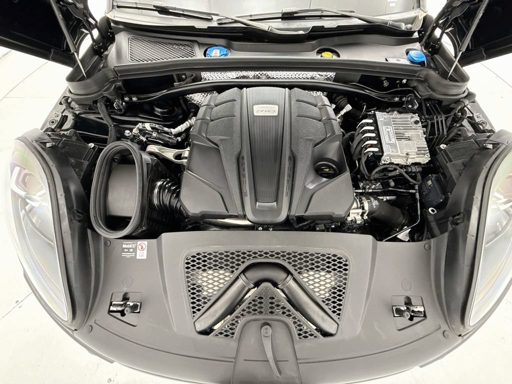 Certified 2025 Porsche Macan S AWD/4WD image 29