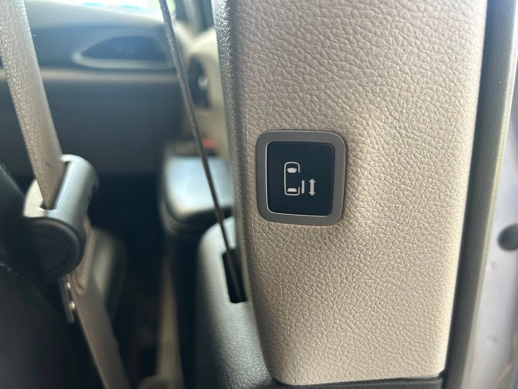 Used 2024 Chrysler Pacifica Touring-L FWD image 27