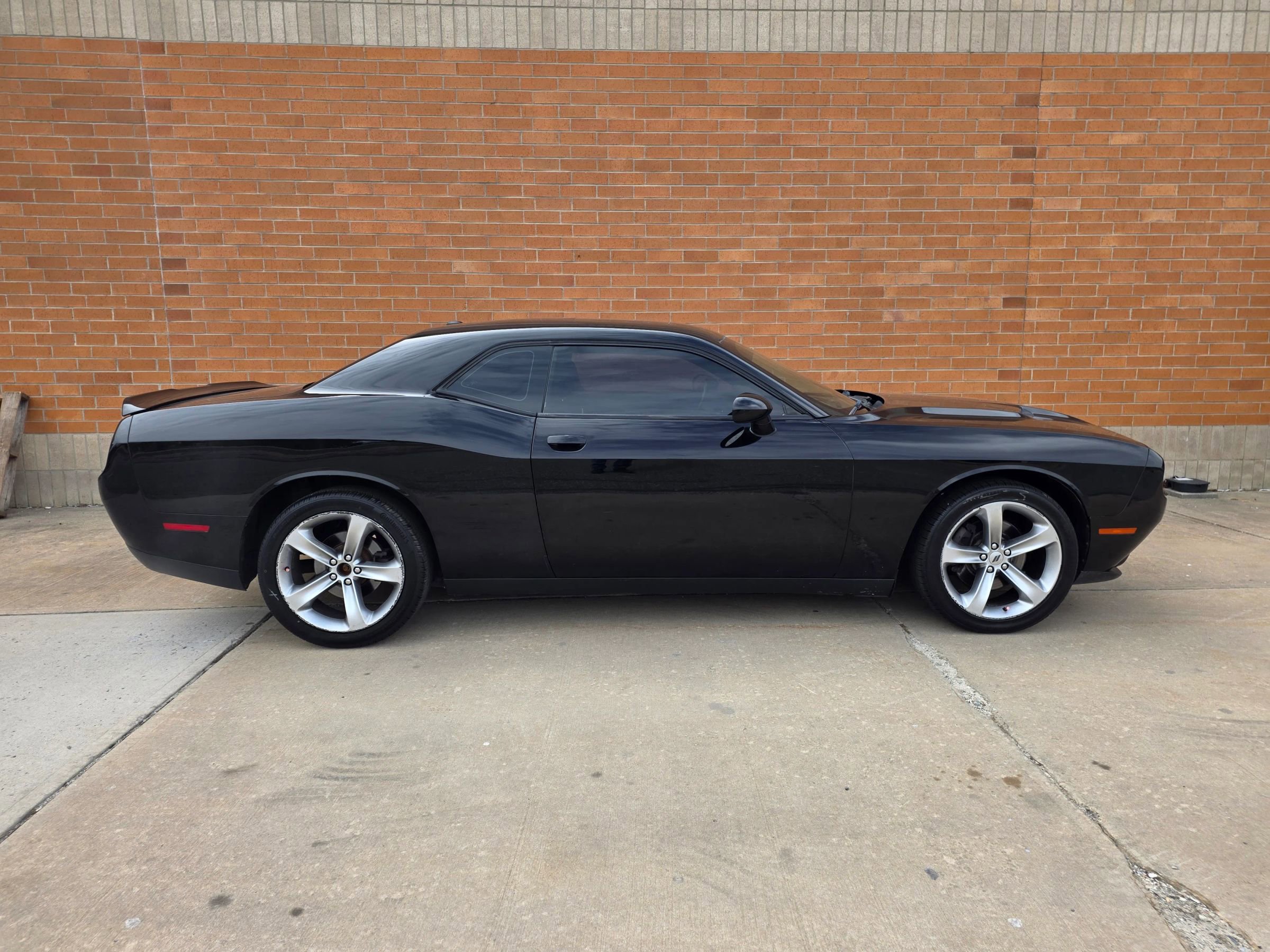 Used 2018 Dodge Challenger R/T RWD image 4
