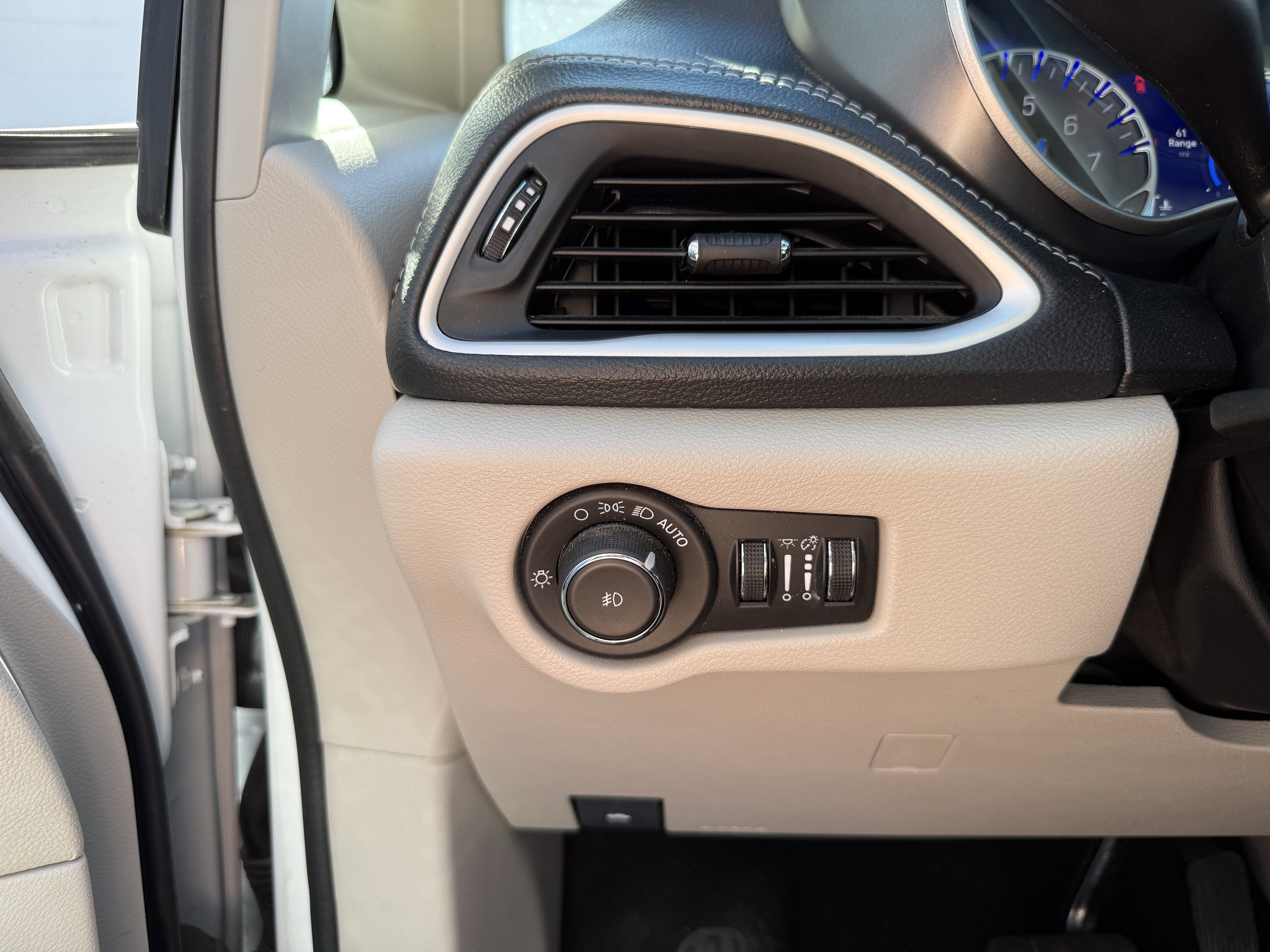Used 2024 Chrysler Pacifica Touring-L image 13