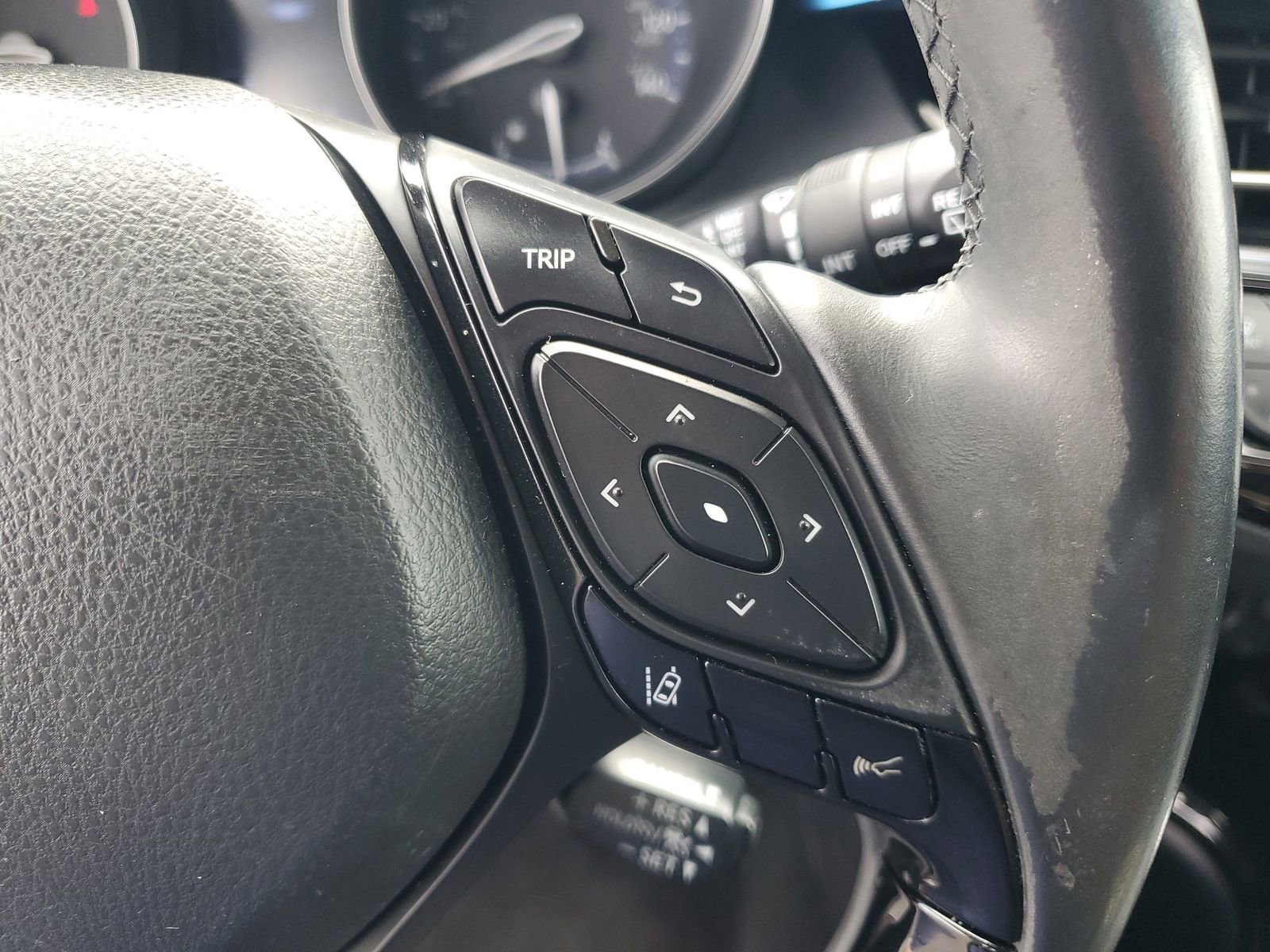 Used 2019 Toyota C-HR XLE FWD image 18