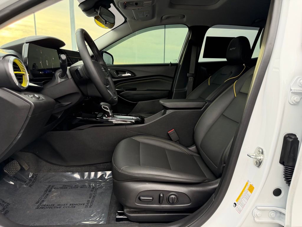 Used 2025 Chevrolet Trax ACTIV w/ Sunroof Package image 12
