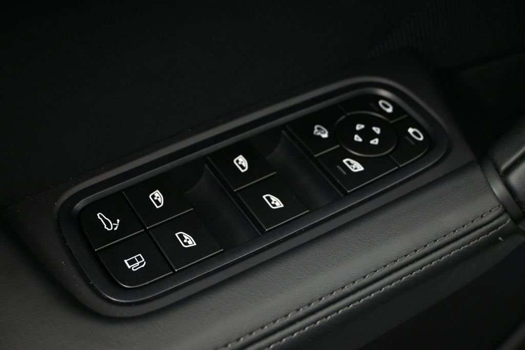 Certified 2025 Porsche Cayenne Turbo AWD/4WD image 19