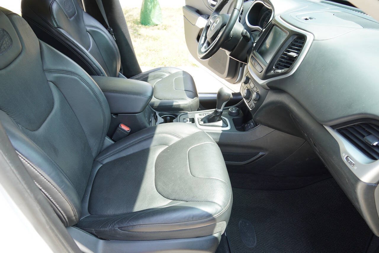 Used 2018 Jeep Cherokee Overland AWD/4WD image 13