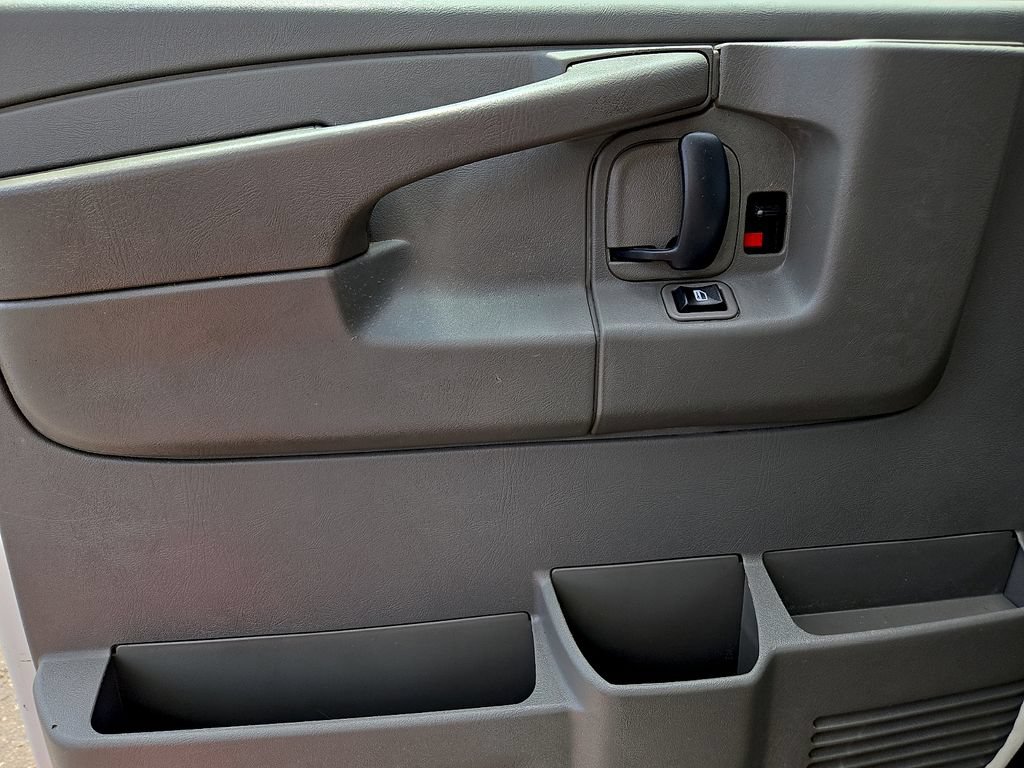 Used 2010 Chevrolet Express 1500 RWD image 19