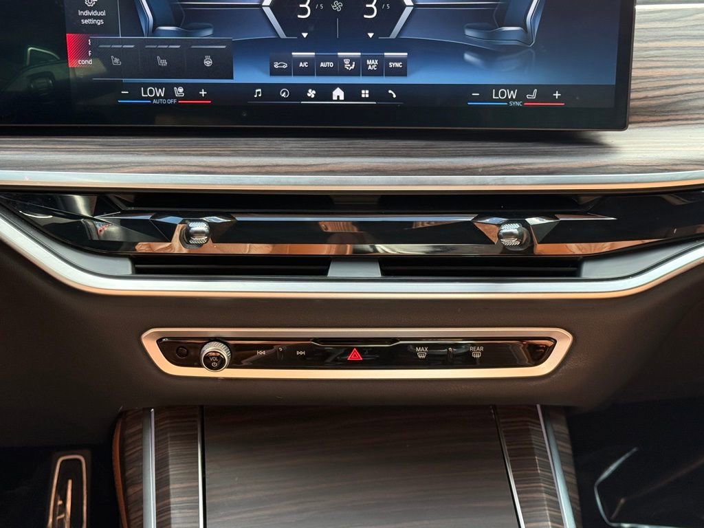 Used 2025 BMW X7 M60i AWD/4WD image 14