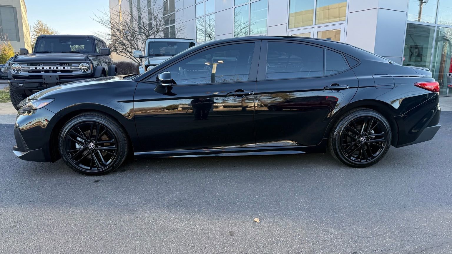 Used 2025 Toyota Camry SE image 3