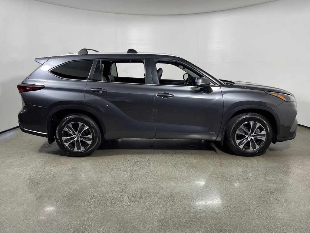Certified 2025 Toyota Highlander XLE AWD/4WD image 2