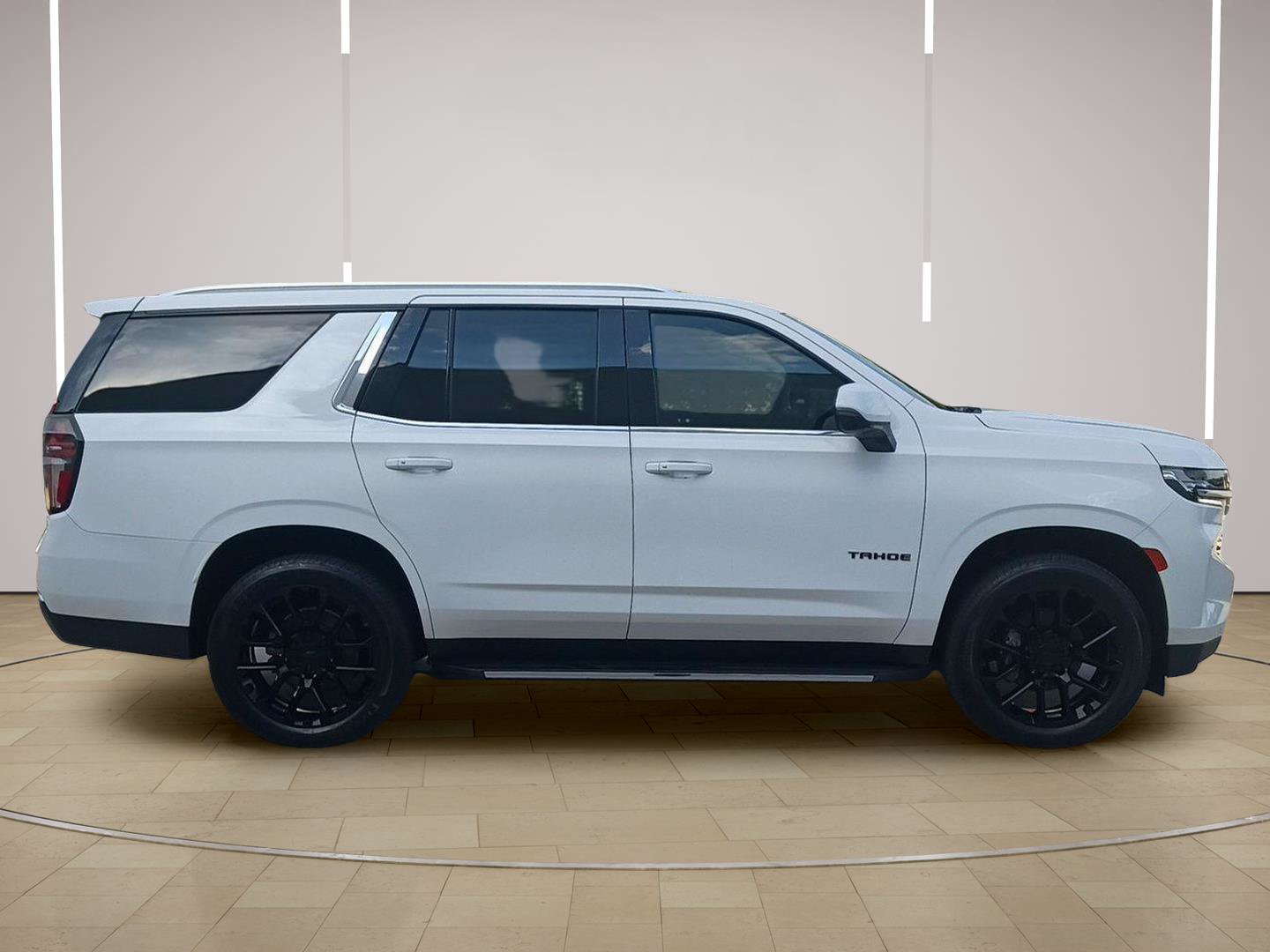 Used 2022 Chevrolet Tahoe LT w/ Luxury Package AWD/4WD image 3