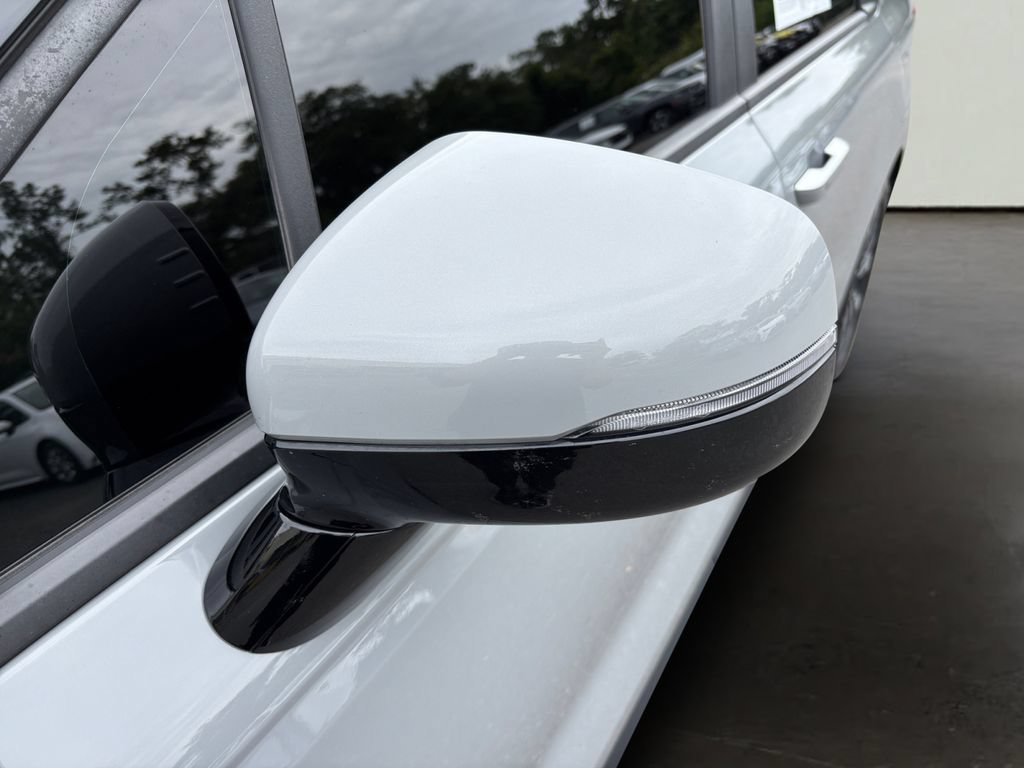 Used 2024 Kia Carnival EX FWD image 11