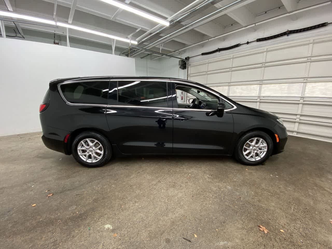 Used 2024 Chrysler Pacifica Touring-L FWD image 7