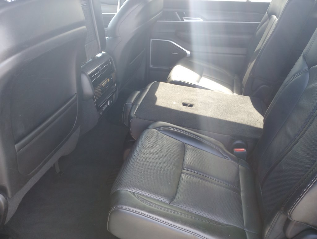 Used 2024 Jeep Wagoneer L Series II AWD/4WD image 15