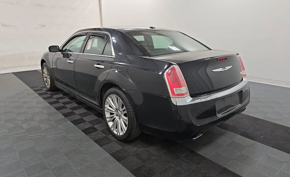 Used 2011 Chrysler 300 Limited RWD image 4
