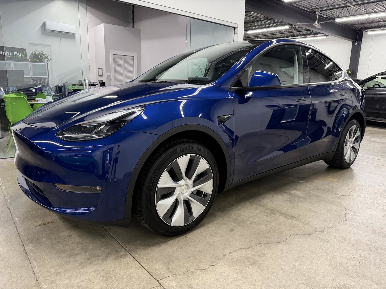 Used 2024 Tesla Model Y Long Range AWD/4WD image 1