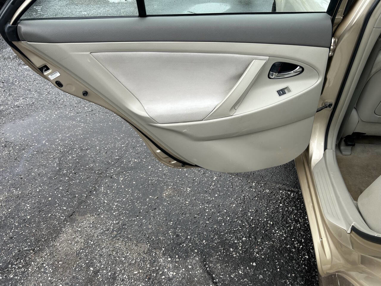 Used 2010 Toyota Camry LE image 24