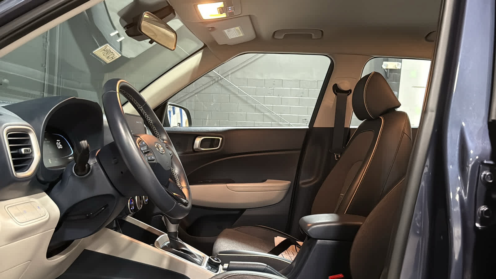 Used 2023 Hyundai Venue Limited w/ Cargo Package FWD image 10