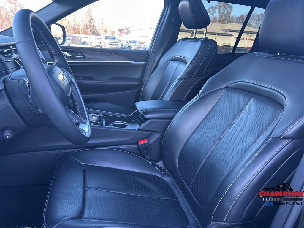 Used 2025 Jeep Grand Cherokee Limited w/ Luxury Tech Group II image 14