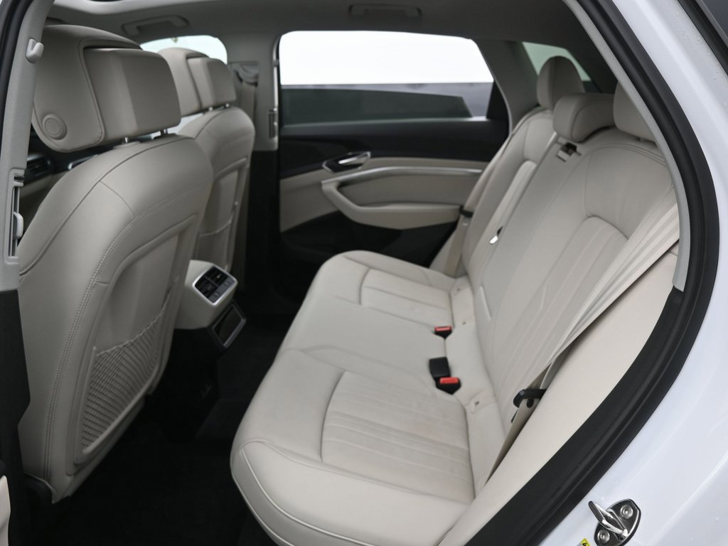 Used 2024 Audi Q8 e-tron Premium image 31