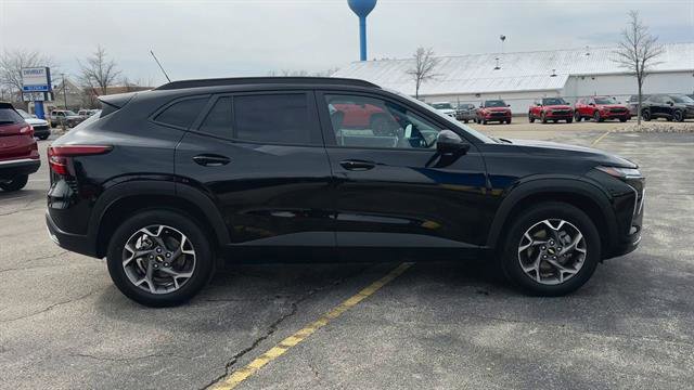 Used 2025 Chevrolet Trax LT w/ Sunroof Package FWD image 9
