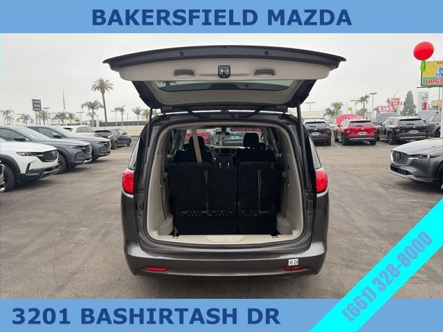 Used 2022 Chrysler Voyager LX image 11