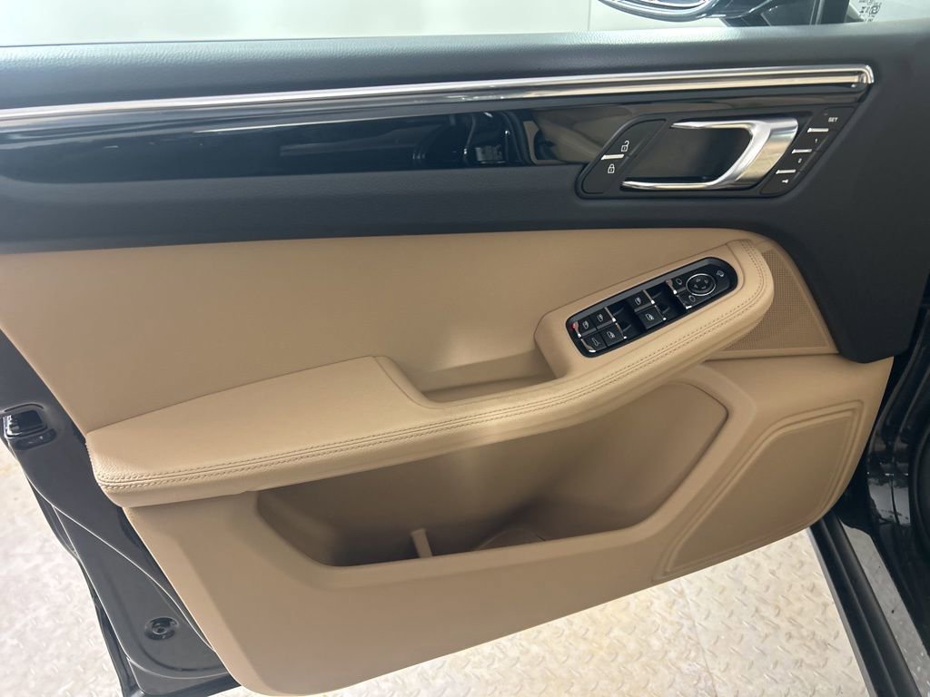 Certified 2025 Porsche Macan image 24
