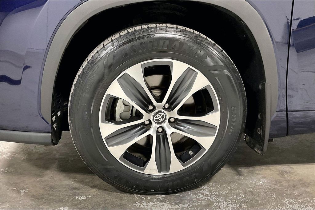 Used 2022 Toyota Highlander XLE image 11