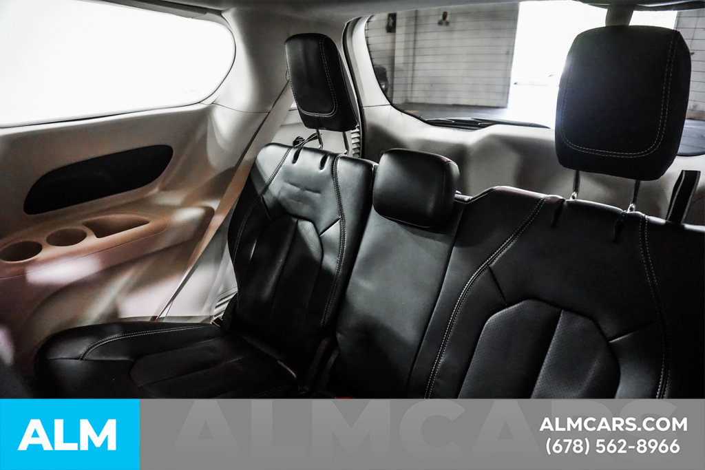 Used 2023 Chrysler Pacifica Touring-L FWD image 17