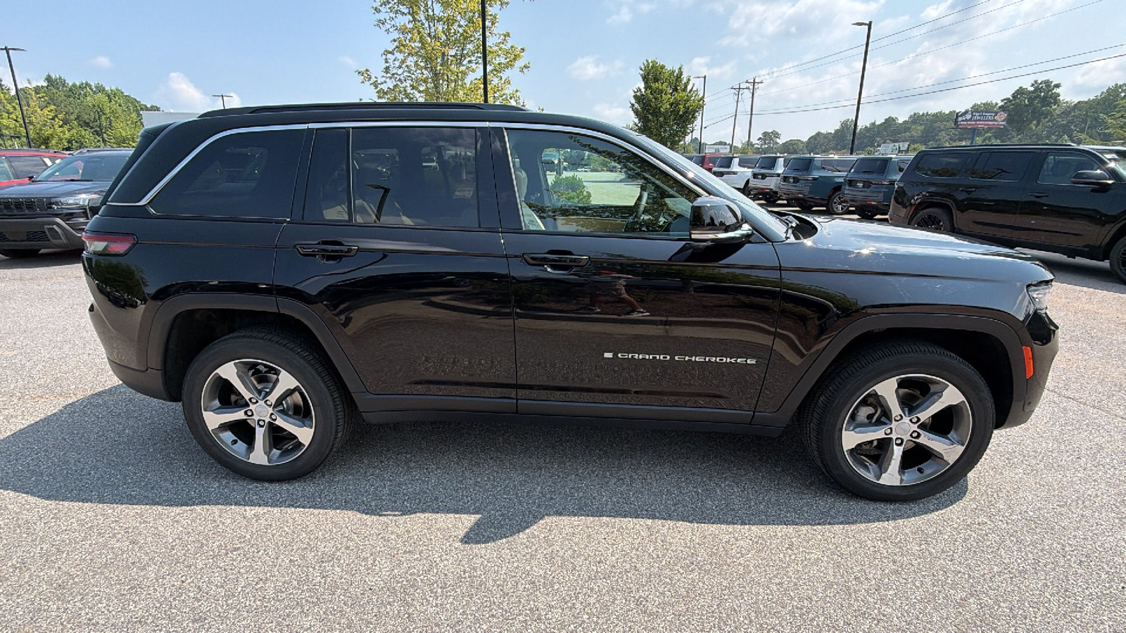 Used 2025 Jeep Grand Cherokee Limited w/ Luxury Tech Group II AWD/4WD image 7
