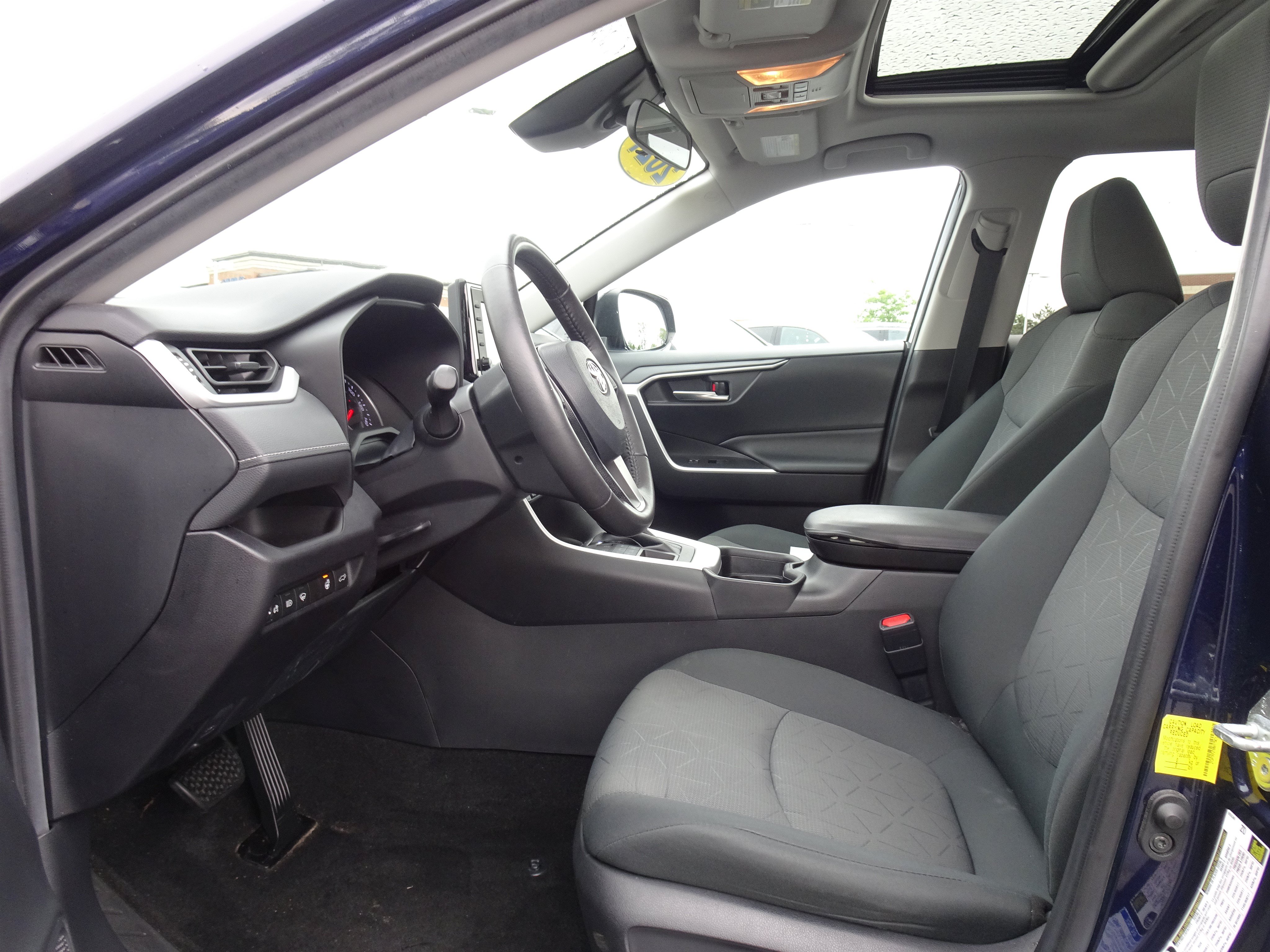 Used 2021 Toyota RAV4 XLE w/ Convenience Package AWD/4WD image 8
