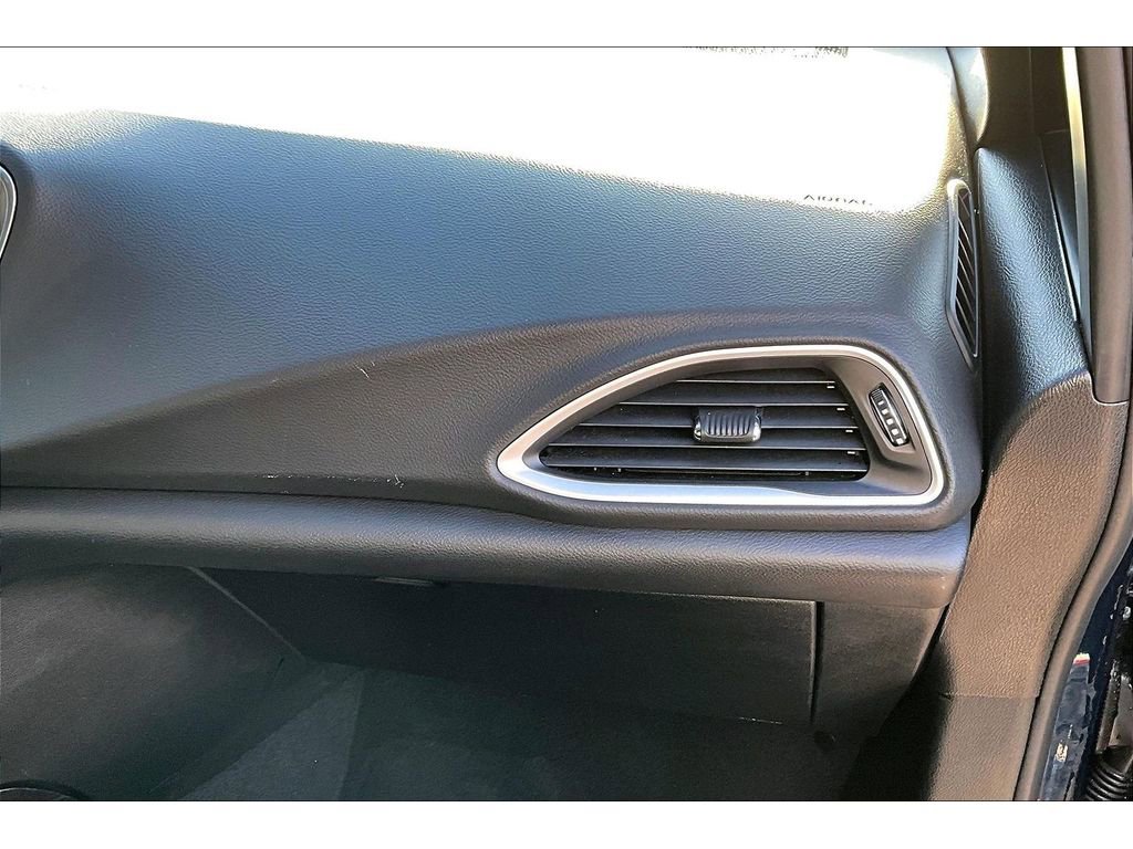 Used 2025 Chrysler Pacifica Select image 18
