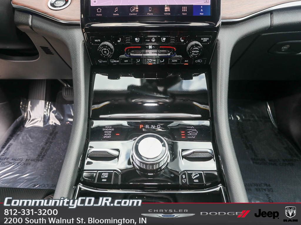 New 2025 Jeep Grand Cherokee L Summit w/ Advanced Protech Group IV image 18