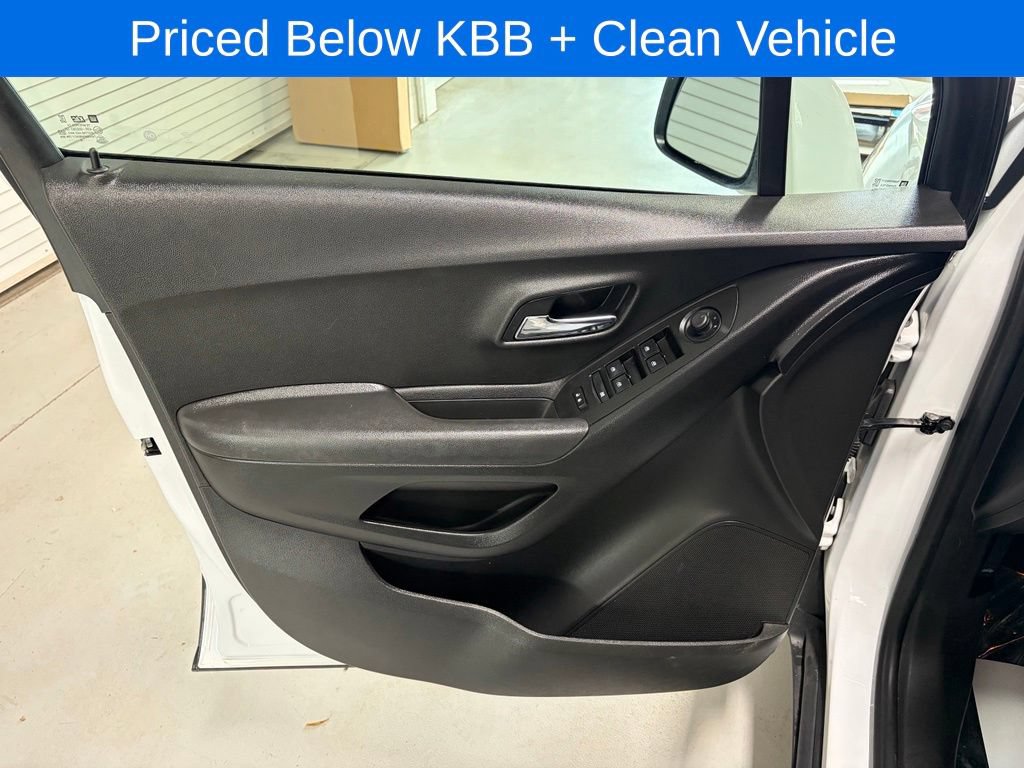 Used 2019 Chevrolet Trax LT w/ LT Convenience Package FWD image 9