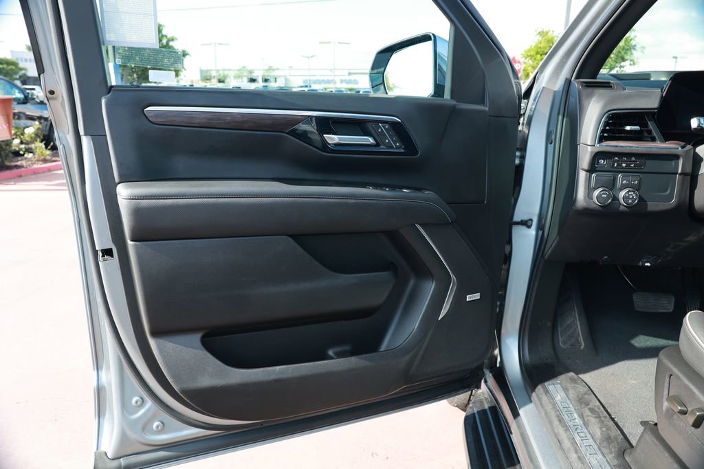 Used 2025 Chevrolet Suburban Premier image 13
