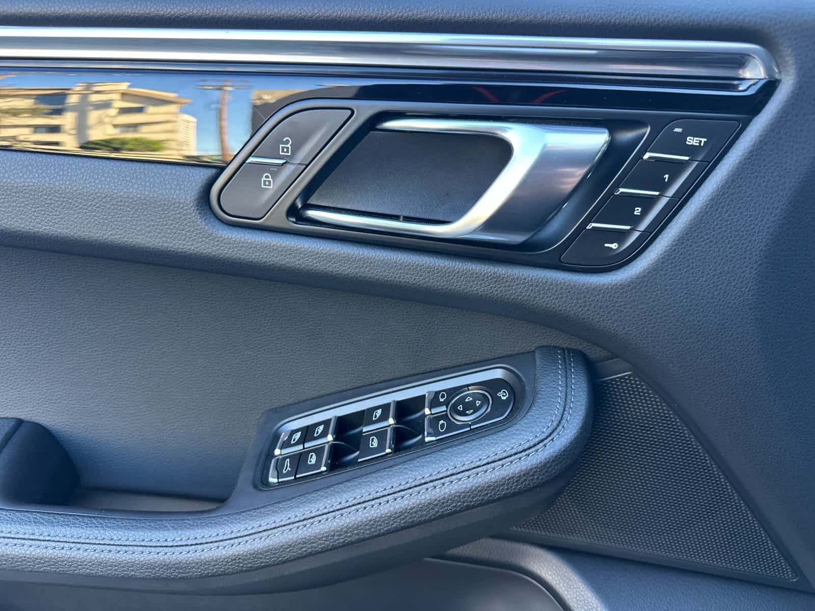 Certified 2025 Porsche Macan AWD/4WD image 12