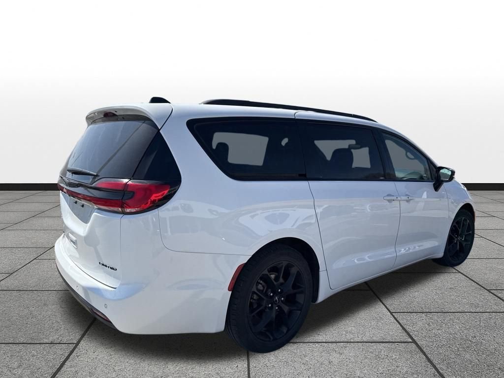 Used 2025 Chrysler Pacifica Limited image 5
