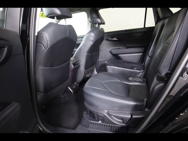 Used 2021 Toyota Highlander XLE image 15