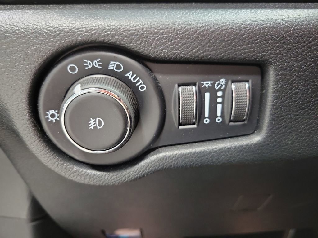 Used 2025 Chrysler Pacifica Limited image 38