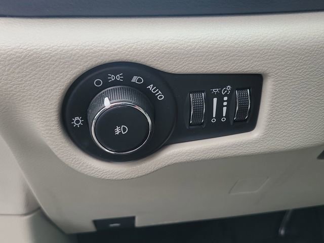 Used 2017 Chrysler Pacifica Limited w/ UConnect Theater Package FWD image 23