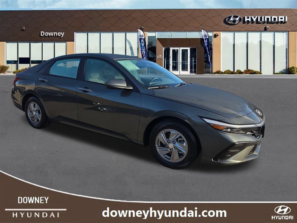 Used 2025 Hyundai Elantra SE FWD image 7