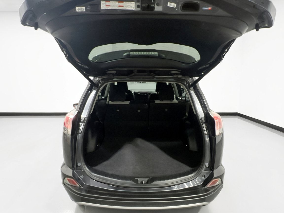 Used 2018 Toyota RAV4 XLE AWD/4WD image 18